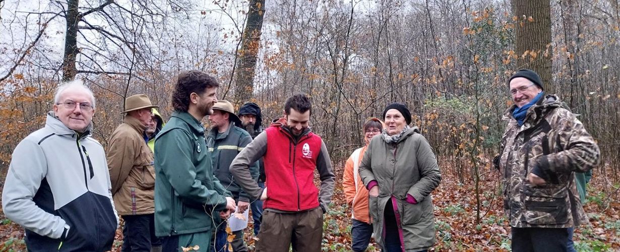 Discussion entre usager·ères et agent·es de l'ONF lors d'une visite sur terrain de la forêt de Morma © ONF