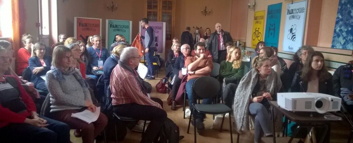 Réunion publique de plusieurs personnes assises, à Sailly-lez-Lannoy