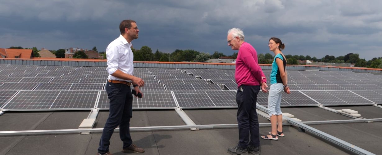 Toit de la salle des fêtes de Quesnoy-sur-Deûle, recouvert de panneaux solaires