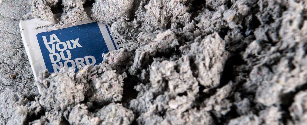 Un journal de la Voix du Nord enfoui sous de la ouate de cellulose.