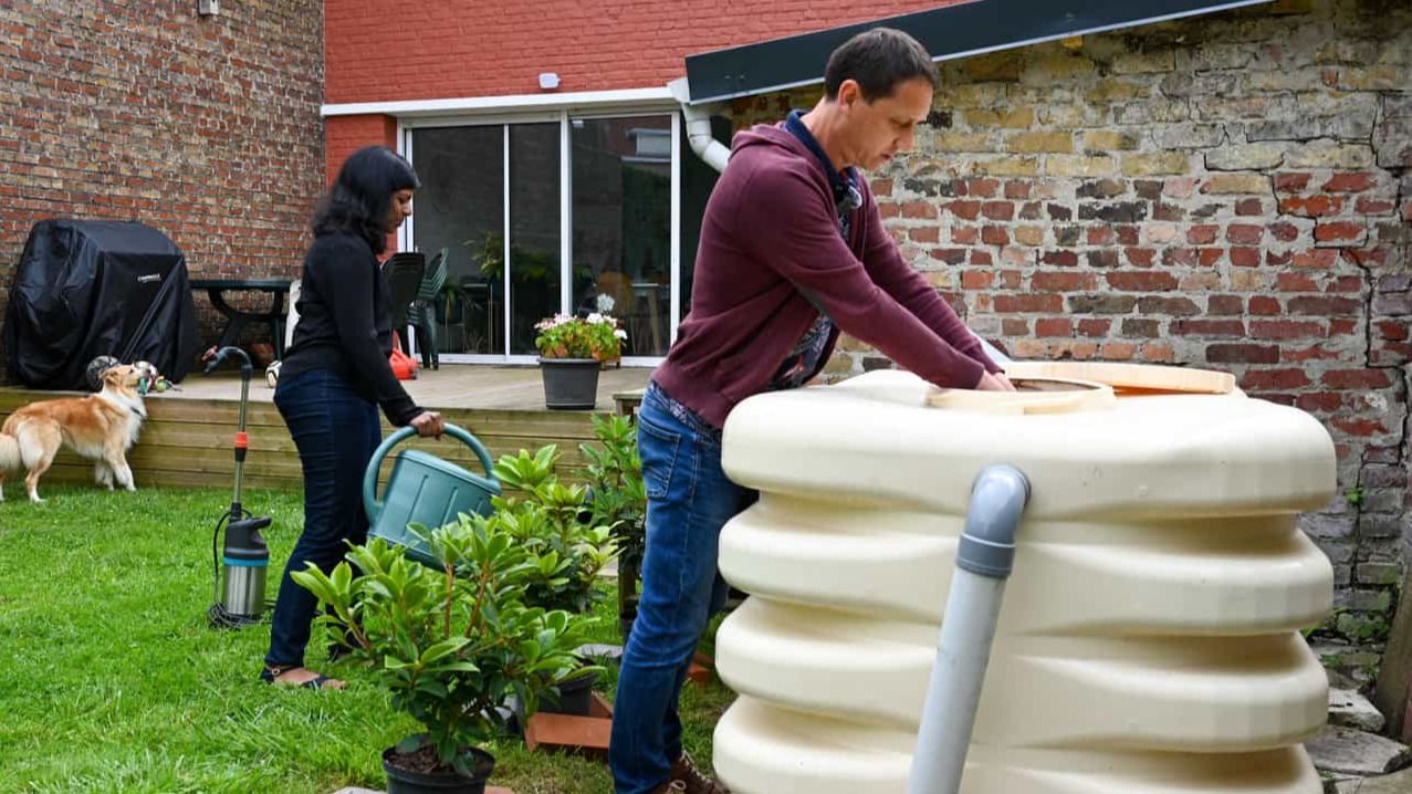 Installation d'un récupérateur d'eau de pluie © CUD